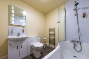 Habitación superior, 1 cama King size | Baño | Secadora de cabello, toallas, papel de baño