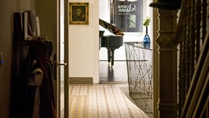 A hallway with patterned flooring leading to a room with a piano. - B&B Kwaadham 52 - Music Hotel Ghent (Ghent)