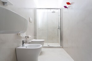 Douche, articles de toilette gratuits, sèche-cheveux, bidet