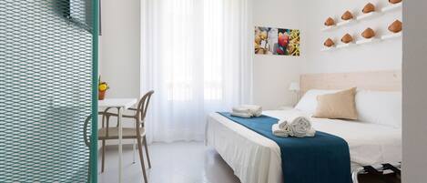 Standard Double Room, Balcony | Bar mini, peti besi dalam bilik, seterika/papan seterika, Wi-fi percuma