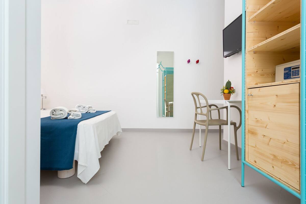 Minibar, caja fuerte, tabla de planchar con plancha y wifi gratis