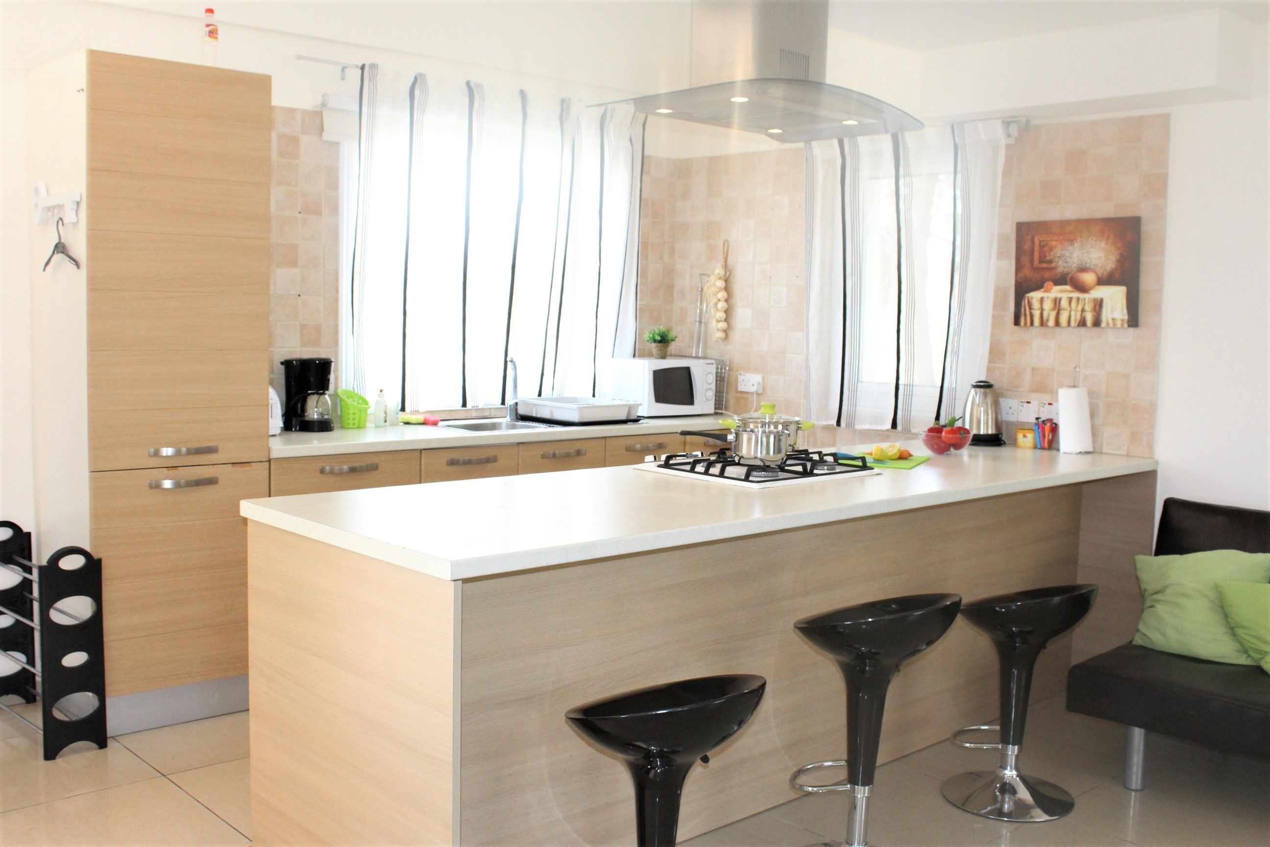 Refrigerador con freezer, microondas, horno, placa de cocina