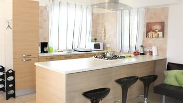 Full-size fridge, microwave, oven, stovetop