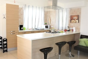 Full-size fridge, microwave, oven, stovetop - Vasilisa villa BW16 (Paralimni)