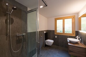 Een bad, een haardroger, handdoeken, toiletpapier