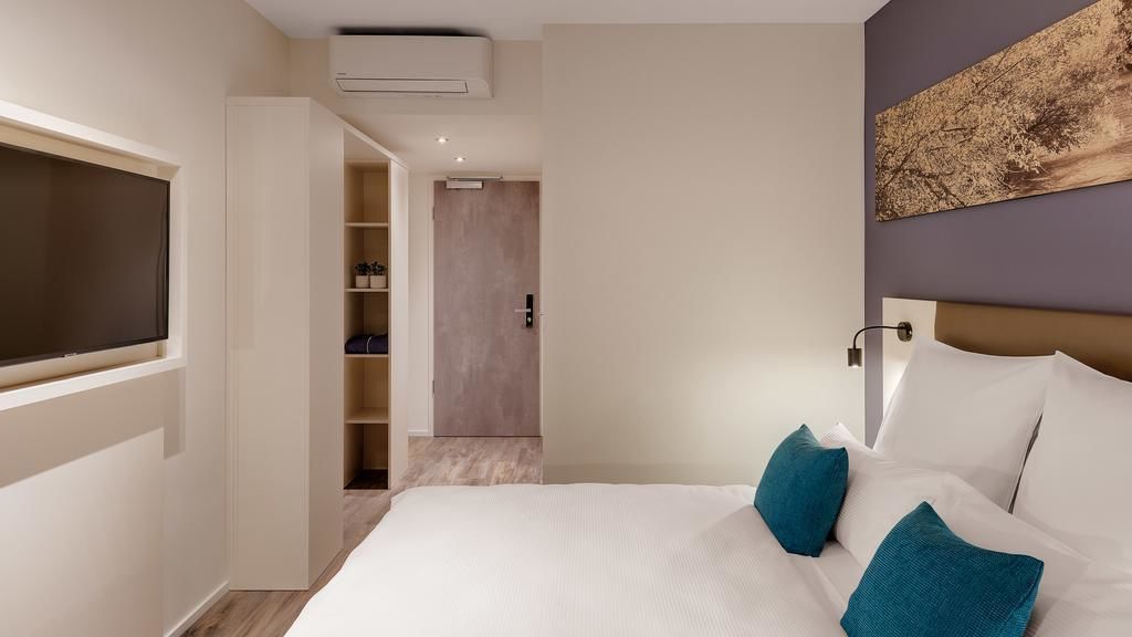 1 bedroom, desk, laptop workspace, soundproofing