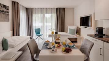 Family Studio Suite, Multiple Beds | In-room dining