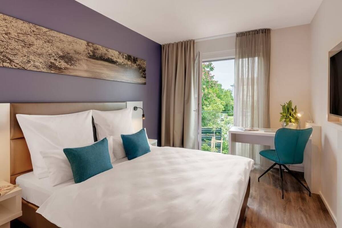 1 bedroom, desk, laptop workspace, soundproofing