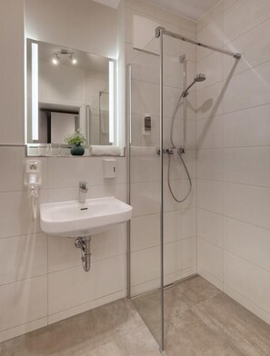 Shower, hair dryer, towels - Amper Art Hotel (Fuerstenfeldbruck)