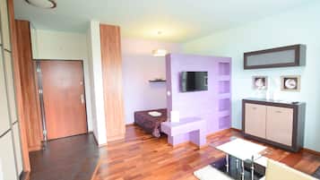 Deluxe Apartment | Desk, blackout curtains, iron/ironing board, free WiFi