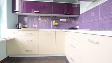 Deluxe Apartment | Private kitchenette | Fridge, microwave, stovetop, coffee/tea maker