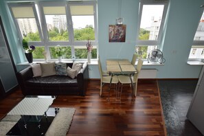 Deluxe-Apartment | Wohnbereich | Flachbildfernseher