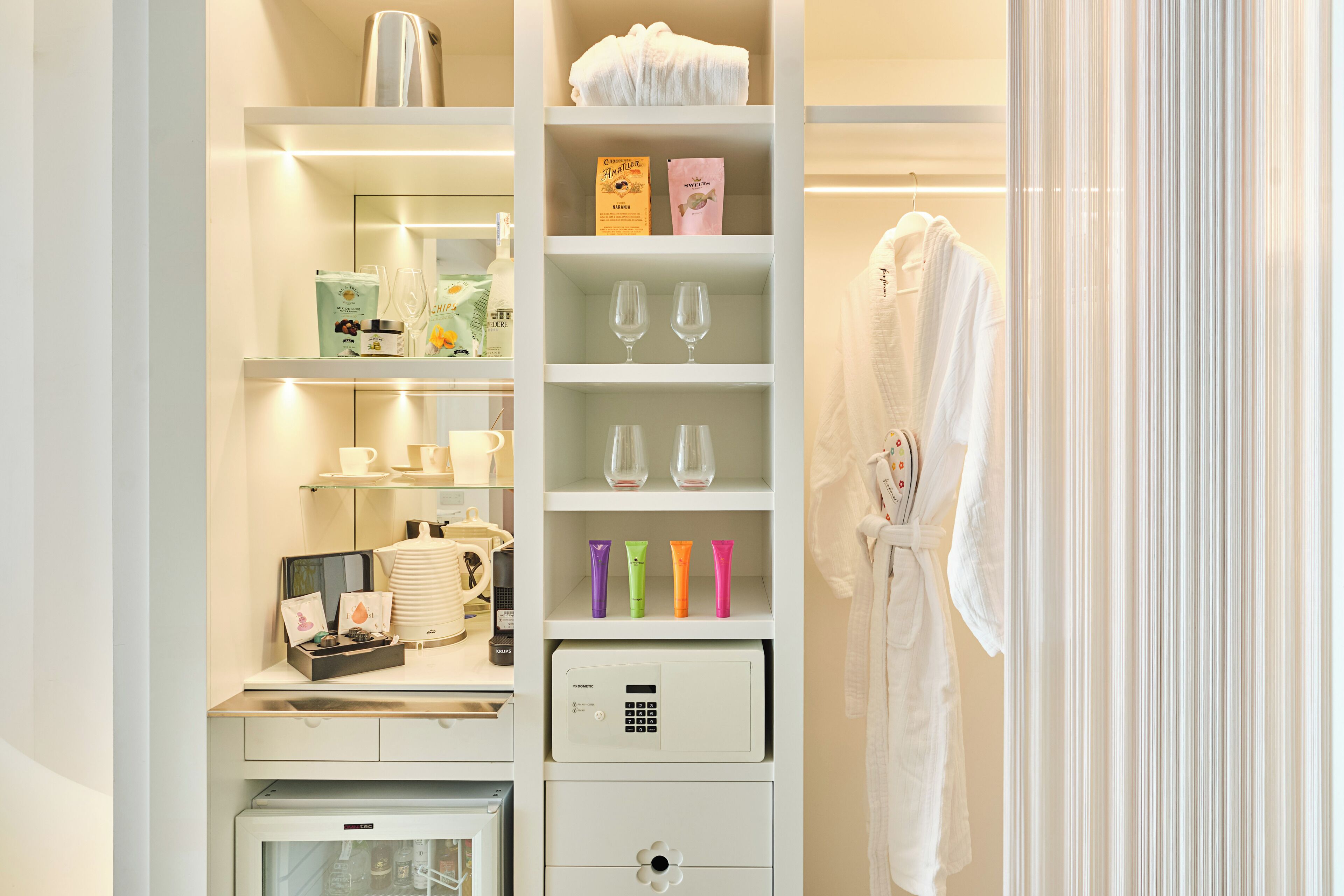 room (flower up) | 1 bedroom, minibar, in-room safe, desk