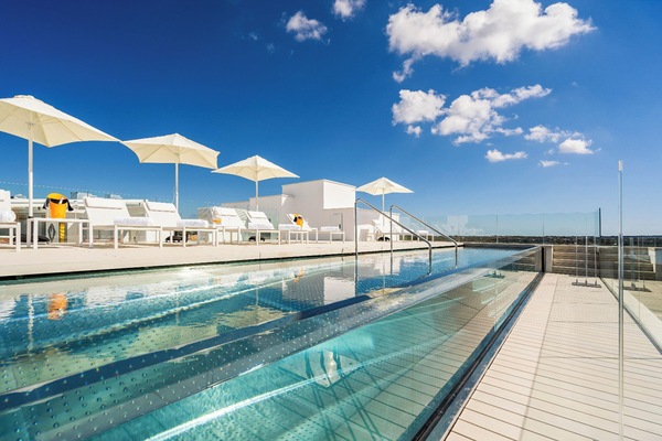 Seasonal outdoor pool, pool umbrellas, sun loungers