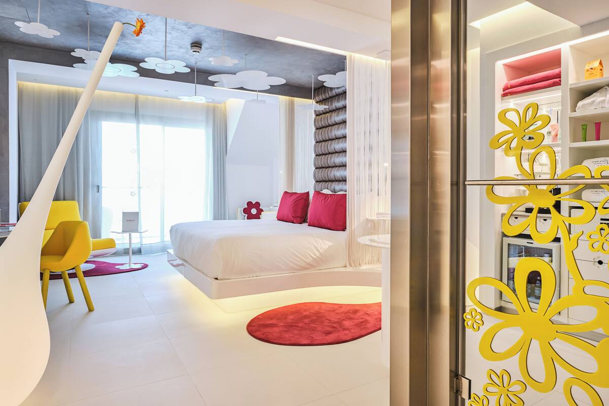 shower, rainfall showerhead, free toiletries, hair dryer