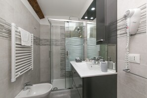 Comfort Room (Room 5) | Bathroom | Shower, rainfall showerhead, free toiletries, hair dryer - Red Lion Guest House (Mestre)
