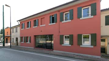 Vista frontal de la propiedad