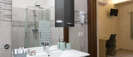 Deluxe-Zimmer (Room 3) | Badezimmer | Dusche, Regendusche, kostenlose Toilettenartikel, Haartrockner