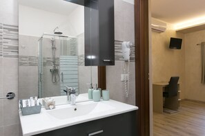 Deluxe Room (Room 3) | Bathroom | Shower, rainfall showerhead, free toiletries, hair dryer - Red Lion Guest House (Mestre)