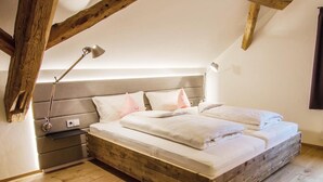 Une chambre à coucher avec un lit en bois, une table de chevet et une lampe de chevet.