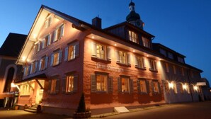 Un bâtiment européen de style traditionnel, doté de nombreuses fenêtres et d’une tour imposante.