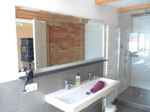 Een douche, gratis toiletartikelen, een haardroger, handdoeken