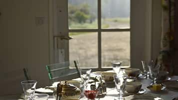 Se sirven cenas y cocina francesa