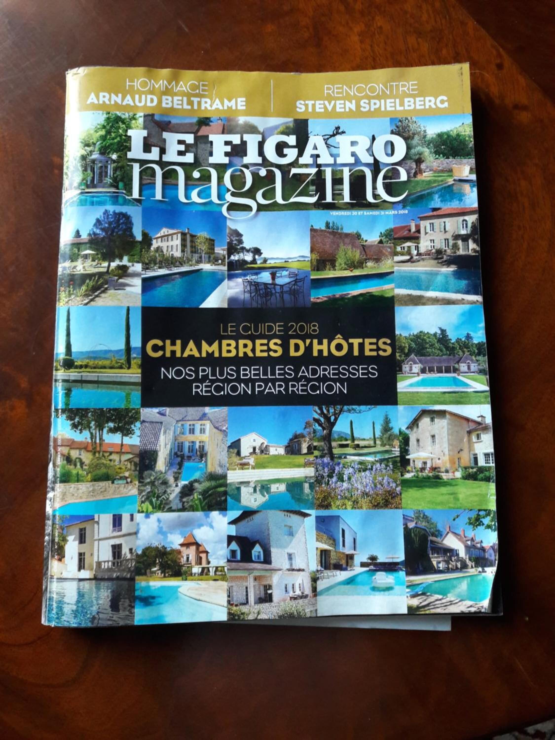 Et magasinomslag med titlen 'Le Figaro Magazine' der viser forskellige hotelbilleder.