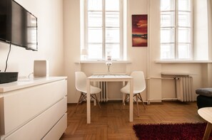 Deluxe appartement | Een bureau, verduisterende gordijnen, een strijkplank/strijkijzer