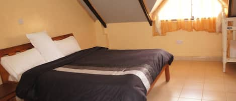 Deluxe Apartment, 2 Bedrooms, Mountain View, Garden Area | Desk, free WiFi, bed sheets