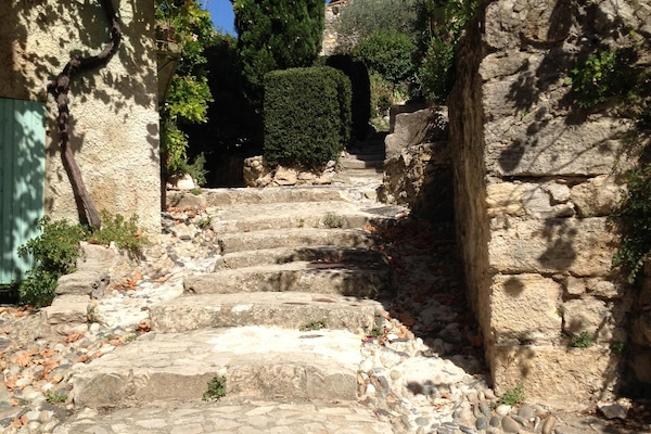 Ruelle entre la maison et le jardinet