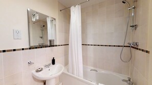 Ensemble baignoire-douche, baignoire profonde, séchoir à cheveux