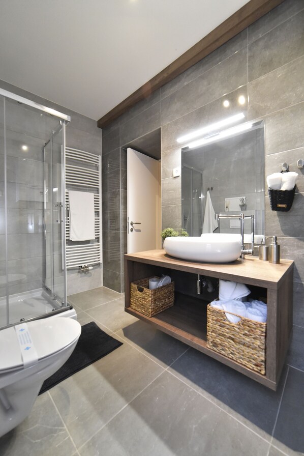 Premium Apartment | Bathroom | Shower, hair dryer, towels - Premium Central Apartment & Room (Zagreb)