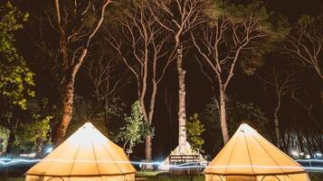 Voorkant accommodatie - avond/nacht