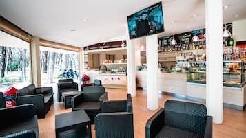 2 bar/lounge, bar tepi kolam renang dan bar pantai