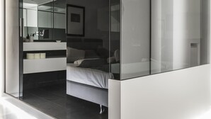 Bañera con ducha, bañera profunda, artículos de tocador gratuitos