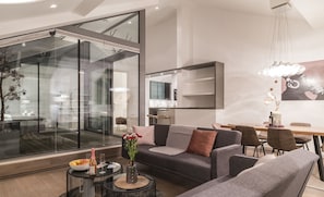 Exclusive-Apartment, 2 Schlafzimmer, Balkon, Stadtblick (incl. 80€ cleaning fee) | Wohnbereich | Flachbildfernseher