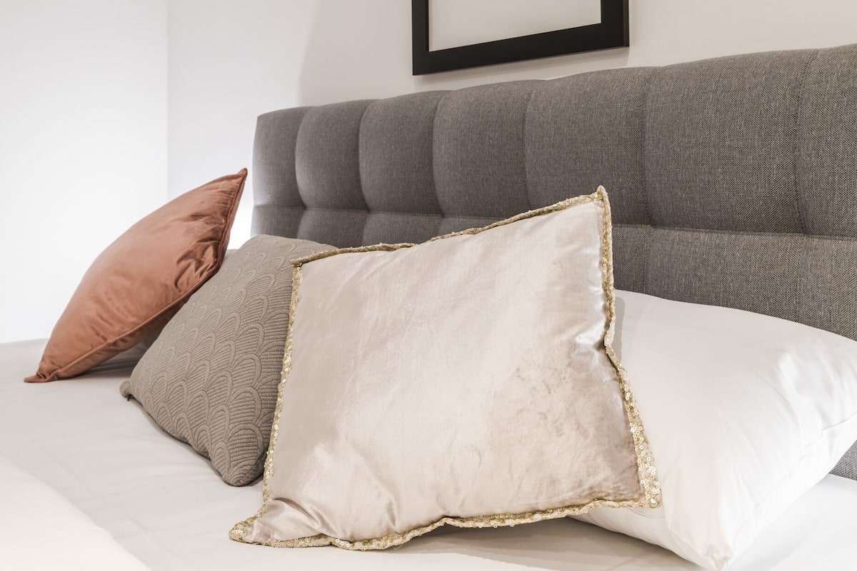 Apartamento exclusivo, 2 quartos, sacada, vista para a cidade (incl. 80€ cleaning fee) | 2 quartos, individualmente decorados, individualmente mobiliados