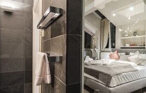 Exclusive-Apartment, 2 Schlafzimmer, Balkon, Stadtblick (incl. 80€ cleaning fee) | 2 Schlafzimmer, individuell dekoriert, individuell eingerichtet