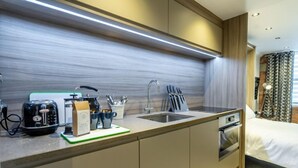 Uma cozinha compacta equipada com forno embutido, pia e torradeira.