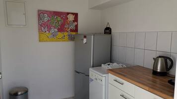 Apartment | Eigene Kochnische | Kühlschrank, Mikrowelle, Herdplatte, Kochgeschirr/Geschirr/Besteck