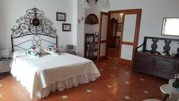 Deluxe Double Room | Individually decorated, individually furnished, desk, laptop workspace