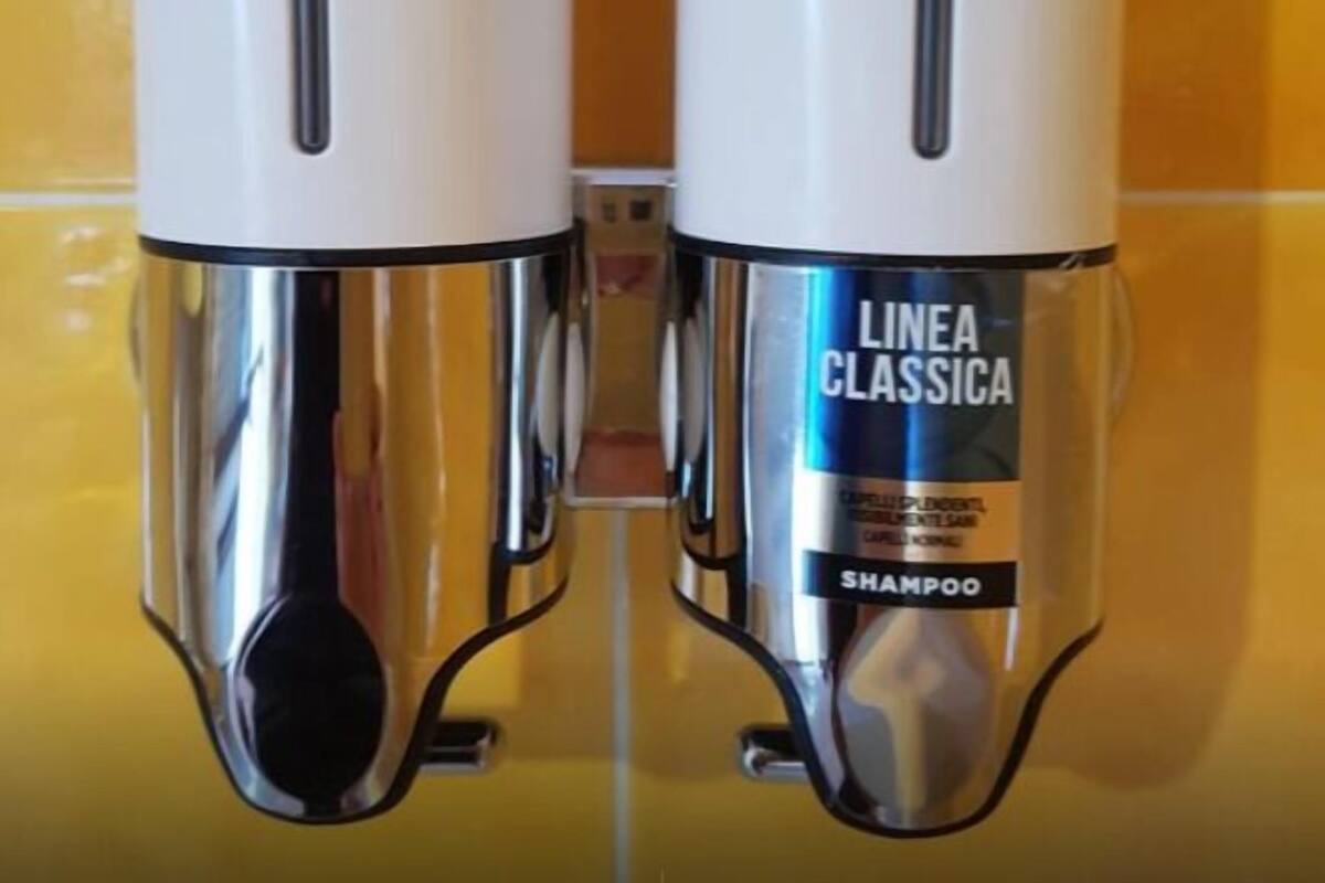 Duş, ücretsiz banyo/kozmetik ürünleri, saç kurutma makinesi, terlik