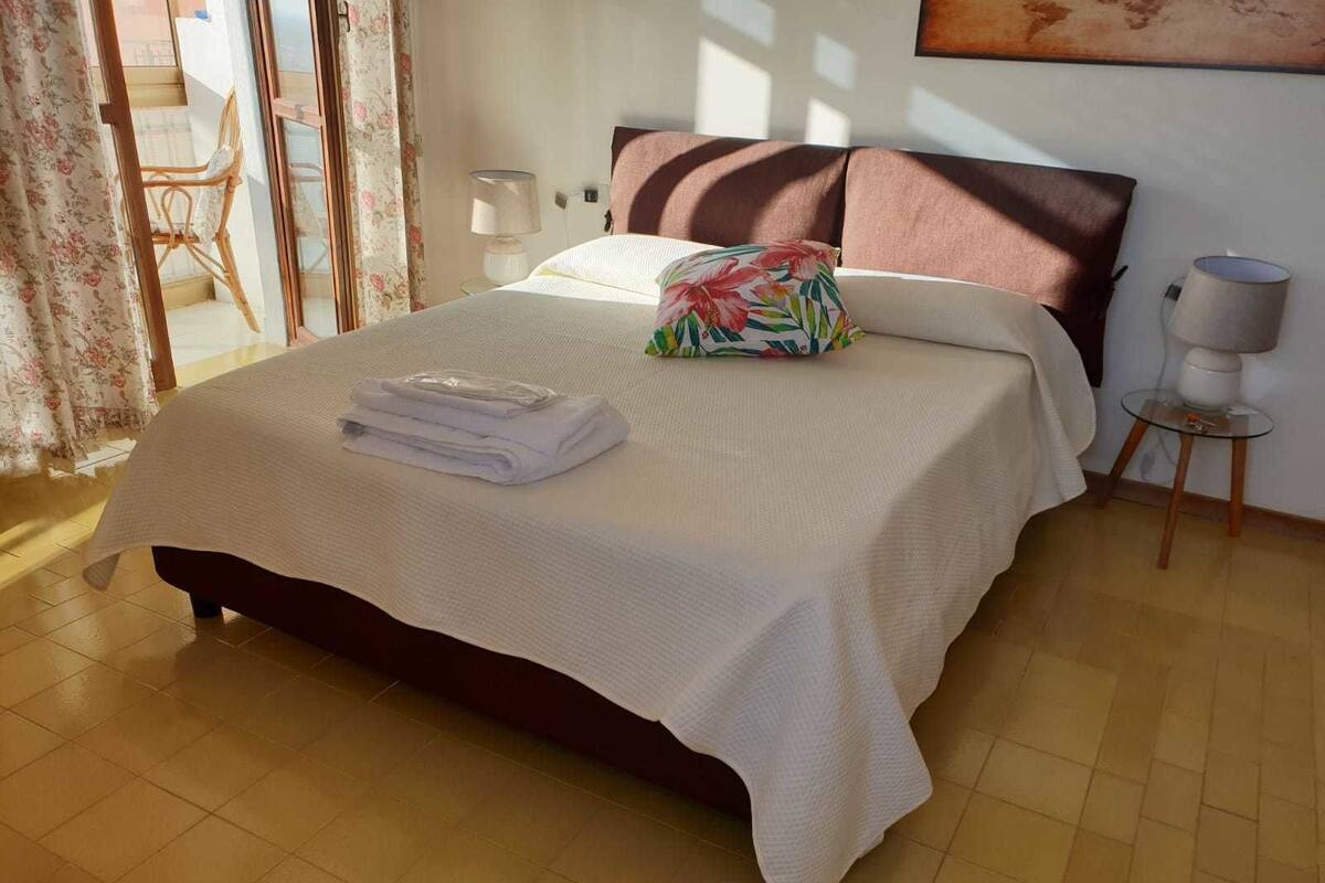 Deluxe Tek Büyük Yataklı Oda | Ayrı ayrı dekore edilmiş, ayrı ayrı döşenmiş, masa