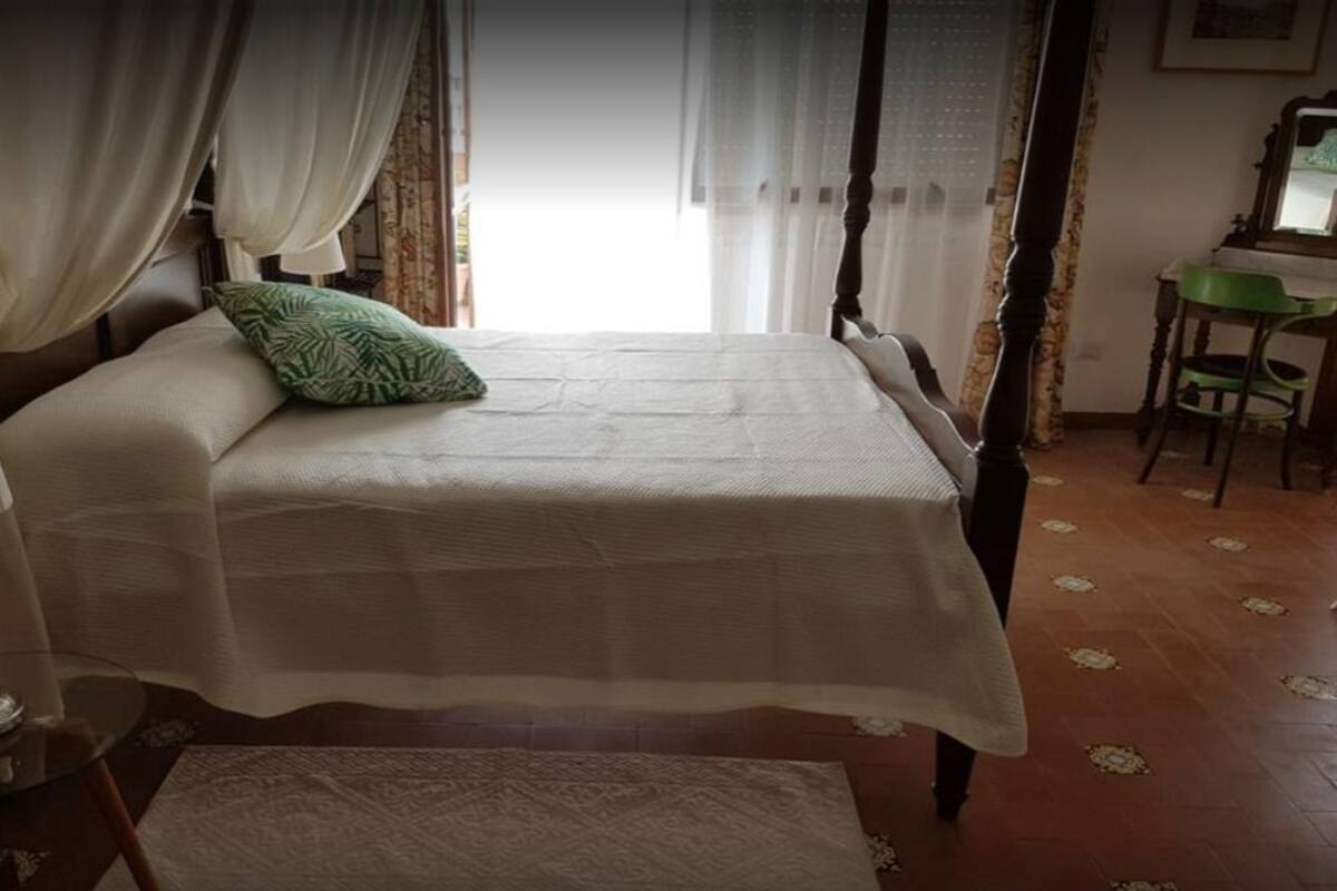 Deluxe Tek Büyük Yataklı Oda, 1 Büyük (Queen) Boy Yatak, Şehir Manzaralı, Kule | Ayrı ayrı dekore edilmiş, ayrı ayrı döşenmiş, masa