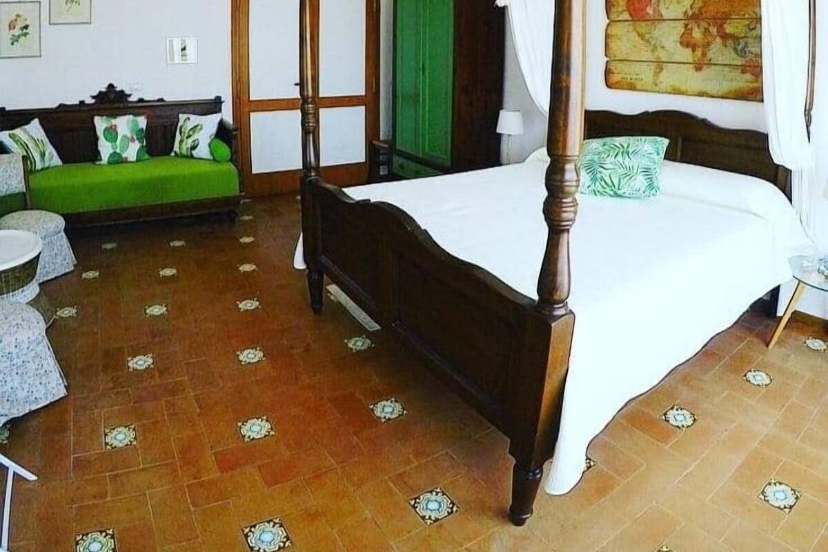 Deluxe Tek Büyük Yataklı Oda, 1 Büyük (Queen) Boy Yatak, Şehir Manzaralı, Kule | Ayrı ayrı dekore edilmiş, ayrı ayrı döşenmiş, masa