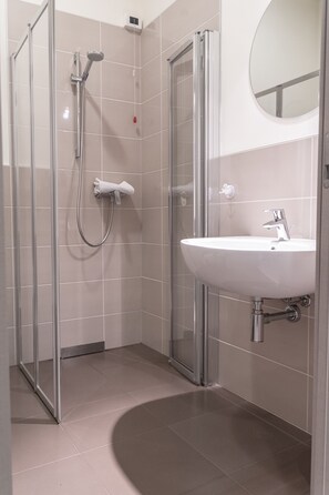 Classic Double Room, 1 King Bed, City View | Bathroom - Daydreaming House (Verona)