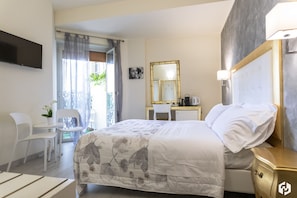 Quarto casal clássico, 1 cama King, vista para a cidade | Roupas de cama antialérgicas, frigobar, individualmente decorados