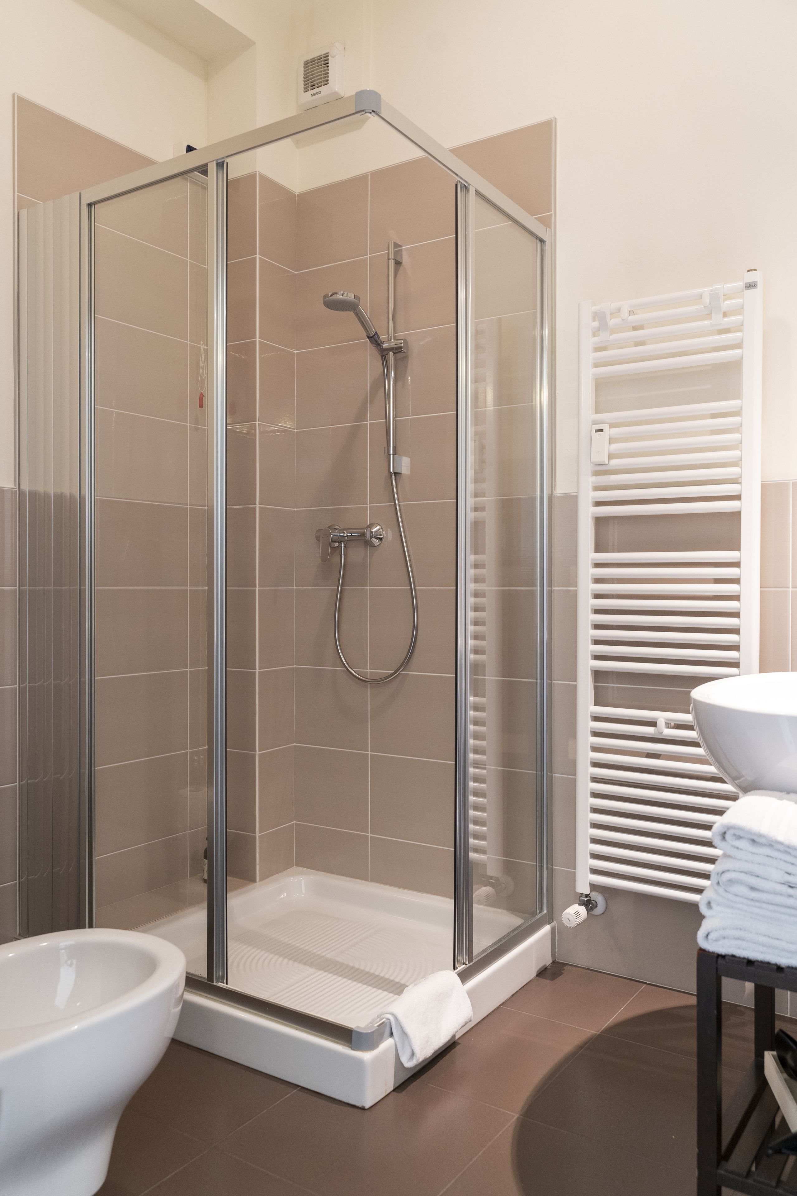 Chambre Double Classique, 1 très grand lit, vue ville | Salle de bain | Douche, articles de toilette gratuits, sèche-cheveux, bidet