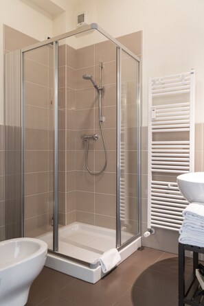 Chambre Double Classique, 1 très grand lit, vue ville | Salle de bain